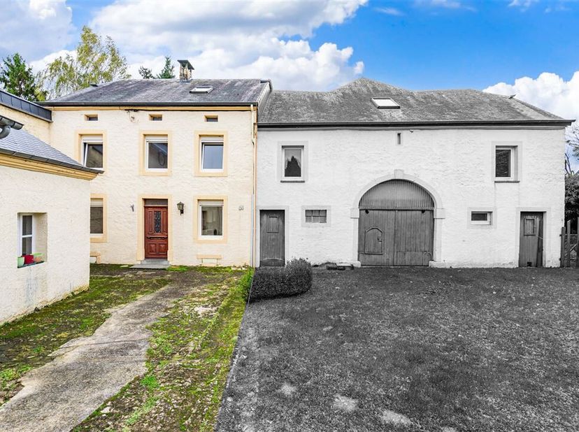 W Immobilière vous propose à FRASSEM (Arlon),  une jolie maison à rénover à la campagne. Ce bien est situé dans un QUARTIER TRES RECHERCHE et se compo