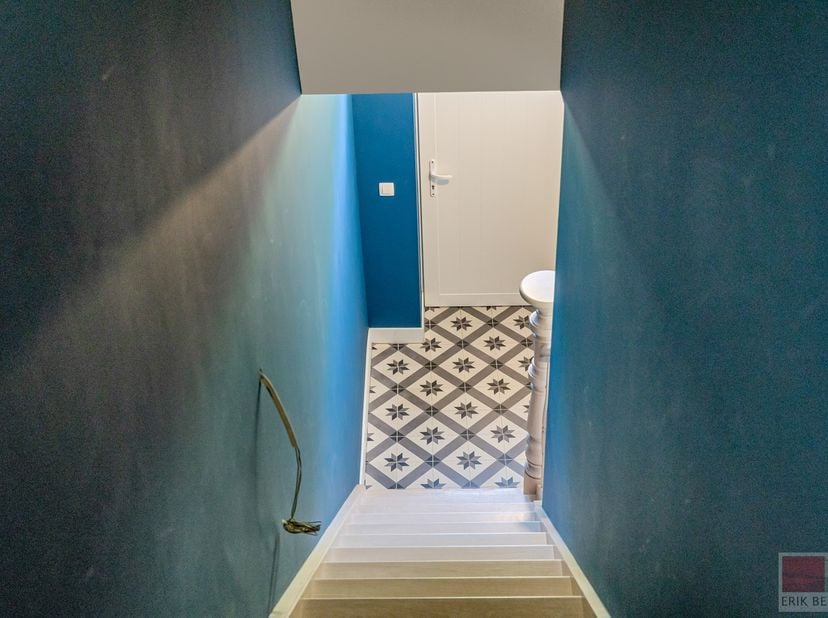 Dit unieke loft-appartement aan de Oude Kerkstraat 55 in Dilsen-Stokkem strekt zich uit over drie verdiepingen en biedt ongeveer 160 m² hoogwaardige w