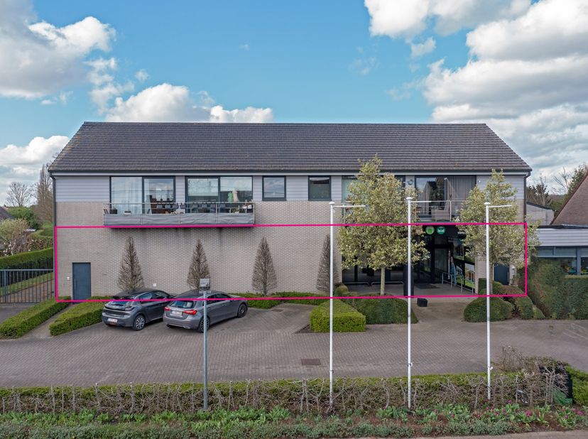 Dit ruime handelspand, gelegen aan de rand van het bruisende centrum van Lievegem, biedt een uitstekende mogelijkheid voor diverse commerciële doelein