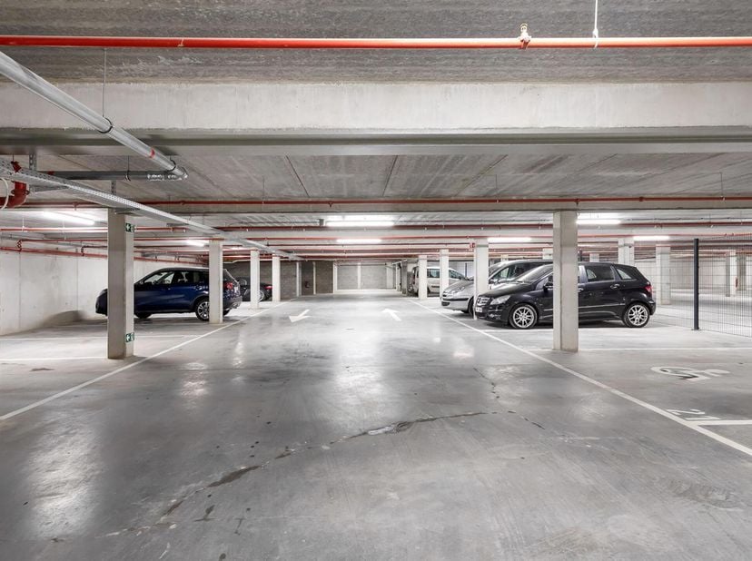 Autostaanplaats te koop in de ondergrondse kelderverdieping van het project &quot;Tribeca&quot;.&lt;br /&gt;
Deze autostaanplaats is thans verhuurd (euro 900,00/jaarb