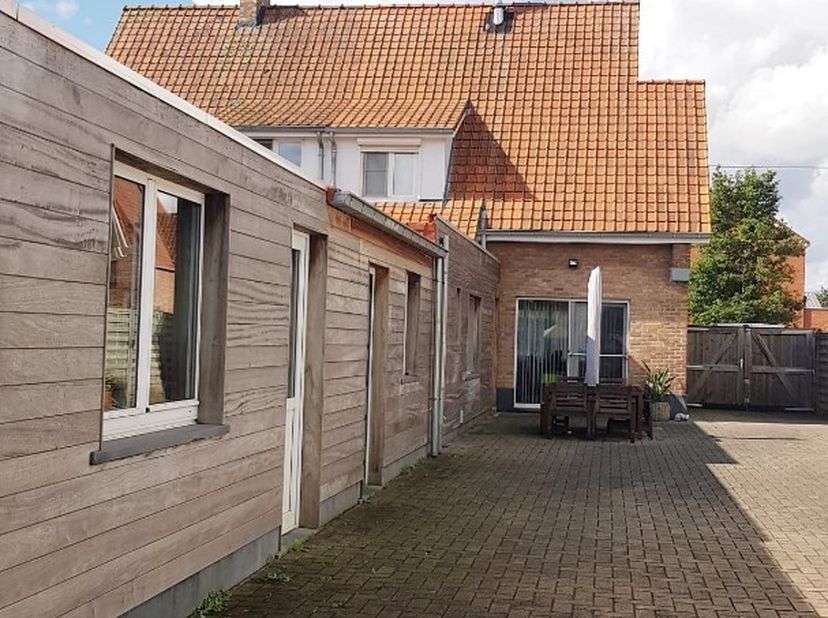 Deze prachtige standaard woning in Maldegem is onlangs gerenoveerd in 2020 en biedt alle comfort voor een gezin. Met een perceeloppervlakte van 795m²