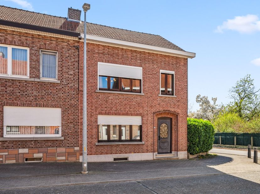 Welkom in de Gallicstraat 38, een veelzijdige woning met veel ruimte en uitbreidingsmogelijkheden. Op het gelijkvloers vind je een ruime eet- en leefr