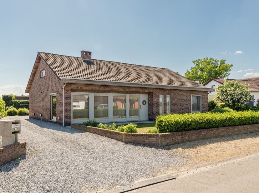 Deze verzorgde gelijkvloerse woning vinden we terug op de Weidenstraat te Pelt. De Weidenstraat is een mooie landelijke ligging in het groen nabij nat
