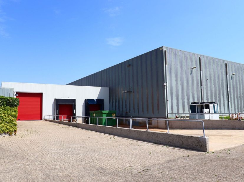 Op zoek naar een bedrijfsruimte die méér biedt dan louter opslag? Dit uitstekend uitgeruste gebouw biedt u ca. 3.160 m² aan functionele bedrijfsopperv