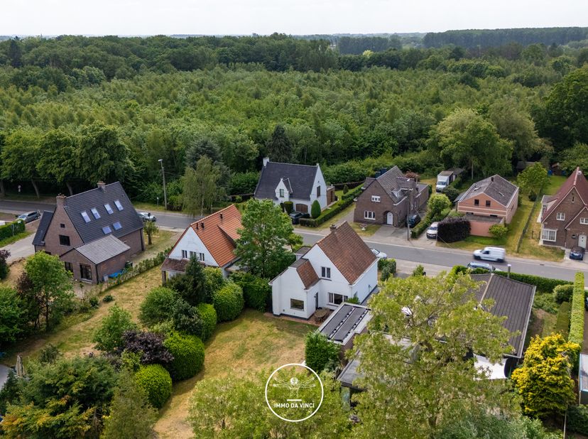 LIGGING&lt;br /&gt;
Deze gerenoveerde villa geniet van een uitstekende ligging aan de rand van Sint-Denijs-Westrem en De Pinte. Dankzij deze centrale locati