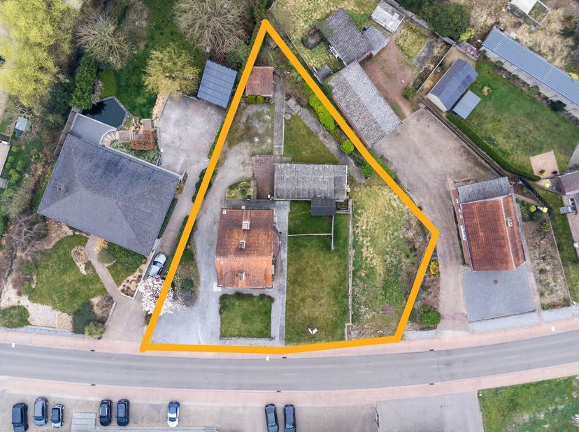 Op een toplocatie in het centrum van Testelt, langs de hoofdstraat, bevindt zich dit ruime perceel van 1.323 m², ideaal voor projectontwikkeling. Met
