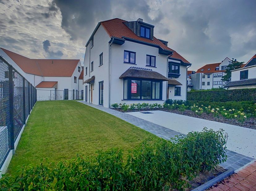 Indeling: Inkomhal met gastentoilet, zitruimte met toegang tot de tuin met zongericht terras. Ruime leefkeuken. Berging.&lt;br /&gt;
Op de eerste verdieping