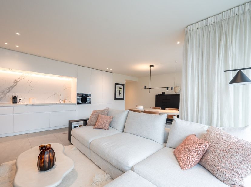 ONGEMEUBELD - Tot in de puntjes afgewerkt, recent appartement, met aangenaam terras, op een toplocatie in de Dumortierlaan.&lt;br /&gt;
INDELING: inkom met