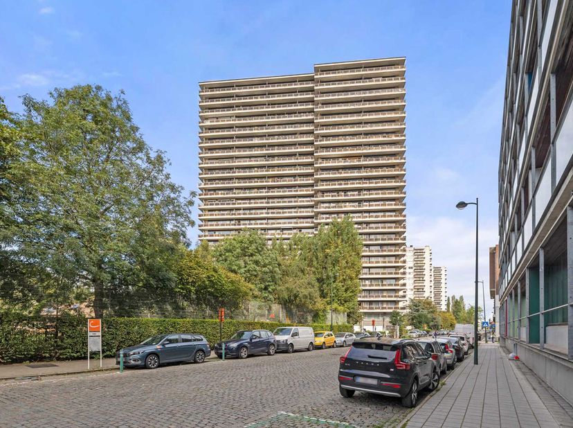 Voor meer info of een bezoek bel 0486/54.96.16 - Op de Schipperijkaai 11 te Brussel, bevindt zich dit instapklaar appartement gelegen op de 18de verdi