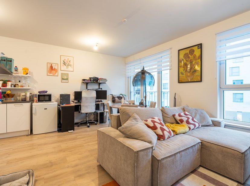 Idéalement situé cette appartement est à au cur de La Louvière une ville dynamique offrant une variété de commodités à ses résidents. La gare de La Lo