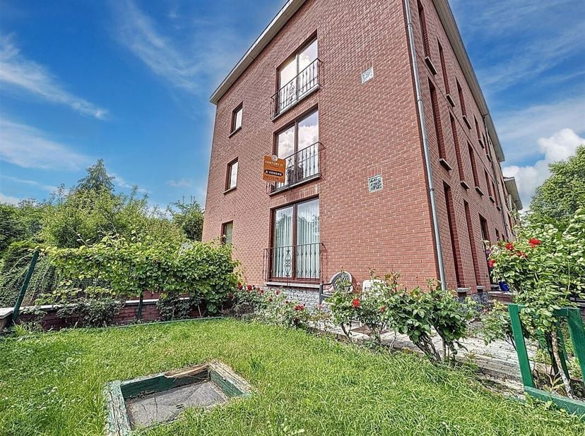 OPTION.... Situé dans un quartier calme et verdoyant, à proximité du centre de Namur ainsi que des commerces et commodités, cet appartement spacieux s