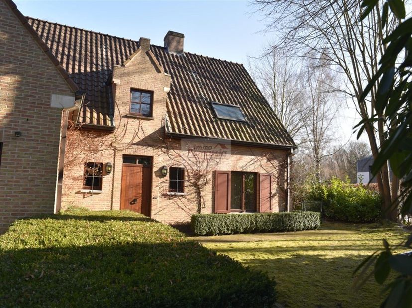 Villa 4 façades dans le quartier résidentiel et très recherché de l&#039;Arboretum, living avec feu ouvert (cassette), cuisine super-équipée  avec coin à d