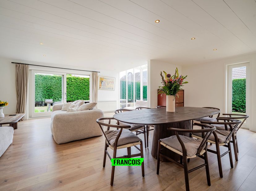Deze instapklare villa, gelegen in een rustige en groene villawijk van De Haan, combineert een serene woonomgeving met snelle toegang tot het centrum