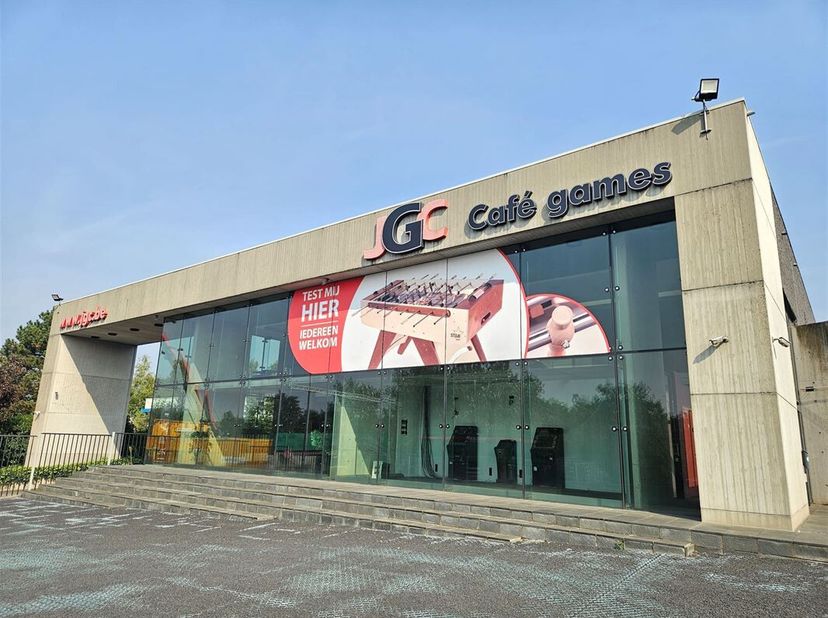 Hoogwaardig afgewerkt en representatief Kmo pand met kantoren, showroom en atelier/opslag.&lt;br /&gt;
Door de goede zichtlocatie aan de Oosterring en de st