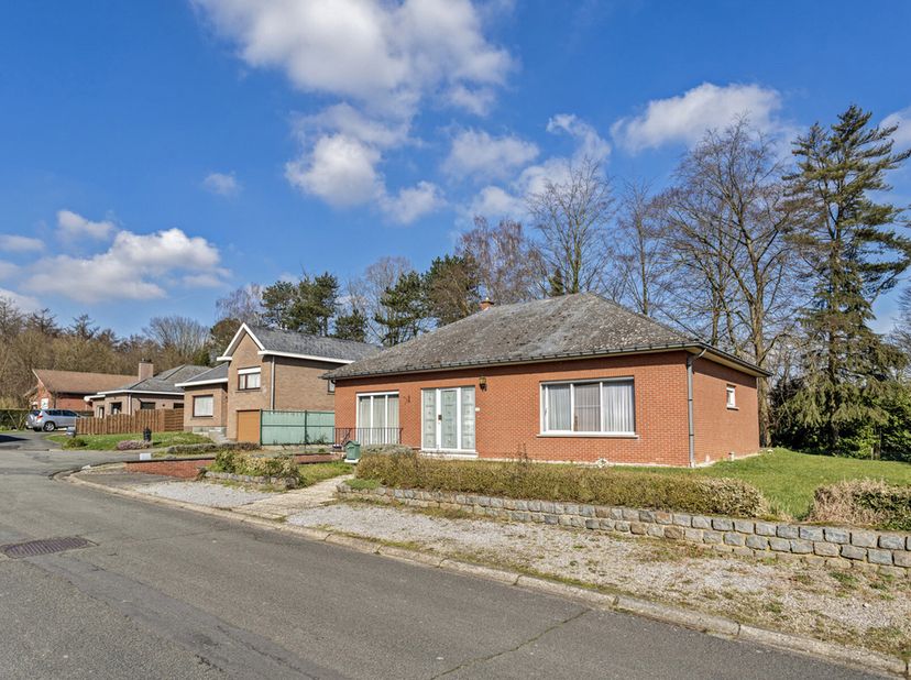 Bungalow (te renoveren) met drie kamers, veranda, zolder, volledig onderkelderd (met garage), terras en makkelijk te onderhouden tuin op een perceel v