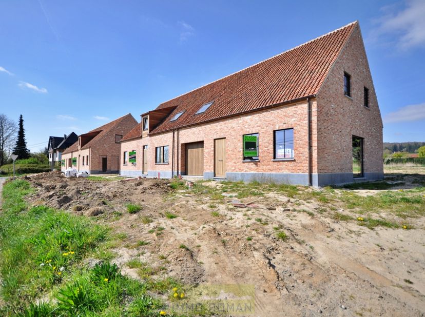 TOP PROJET ! Nouvelle construction avec vue sur Kluisberg ! Situation très calme avec une vue imprenable ! Encore 2 bâtiments jumelés et 2 villas disp