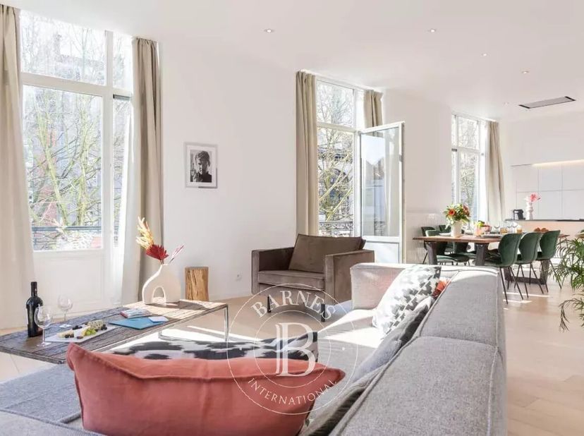 Situé dans le quartier Bascule, cet appartement meublé de 135m2 selon le PEB de deux chambres se compose dun spacieux séjour lumineux avec coin salon