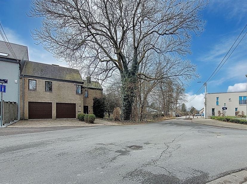 W Immobilière vous propose en location une très belle maison d&#039;architecte. Au rez-de-chaussée, vous serez accueilli(e) par un hall d&#039;entrée qui mène à