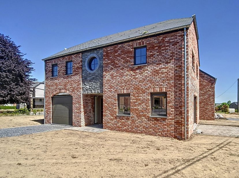 Située dans le charmant village d&#039;Hulsonniaux, cette superbe villa neuve offre un cadre de vie agréable et moderne.&lt;br /&gt;
Bâtie avec des matériaux de