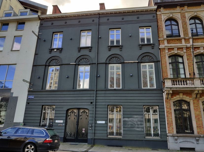 Mooi kantoorgebouw te koop in Brussel met prachtig terras. Het pand bestaat uit een gelijkvloers + 3 verdiepen (660m²), een kelder (145m²) en een terr