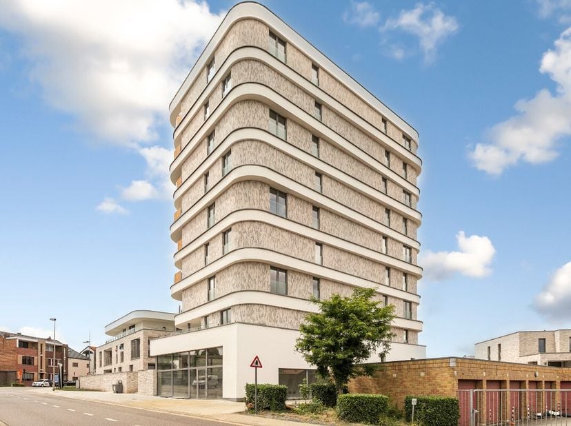 Commerciële ruimte van 127 m2 in centrum van Beringen!Casco kantoor- en dienstenruimte op het gelijkvloers van de woontoren residentie B-Blocks,op de