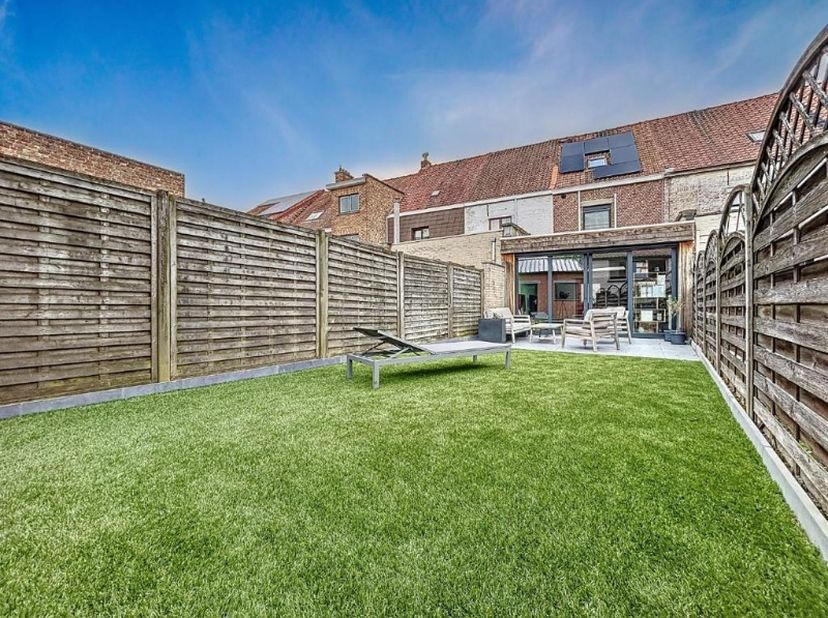 Energiezuinige woning op een centrale locatie, bestaande uit een inkomhal met afzonderlijk toilet, ruime leefruimte met eet- en zithoek, bureelruimte
