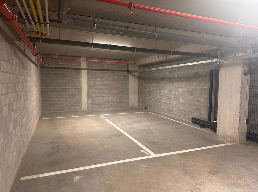 Dubbele garagebox te koop in de ondergrondse kelderverdieping van het project &quot;Tribeca&quot;.&lt;br /&gt;
Grondaandeel onderhevig aan registratie, constructiekos