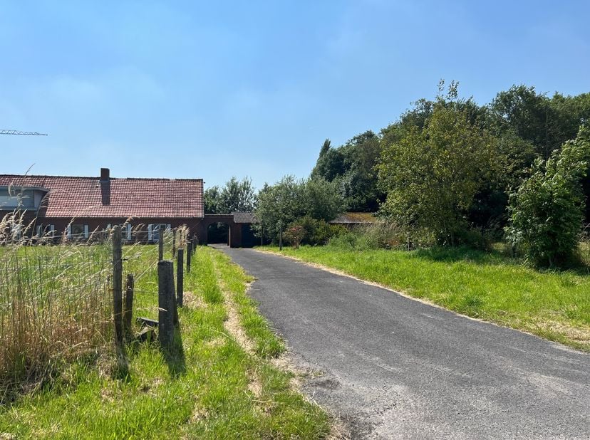De woning is landelijk en rustig gelegen, met prachtig uitzicht en veel privacy.&lt;br /&gt;
De woning zelf dient gerenoveerd te worden, of u kan uw droomhu