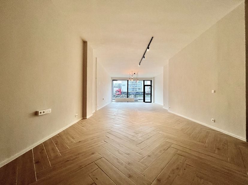Topgelegen commerciële ruimte van 70 m² met directe huuropbrengst en hoge visibiliteit&lt;br /&gt;
Op zoek naar een rendabele en instapklare investering? De