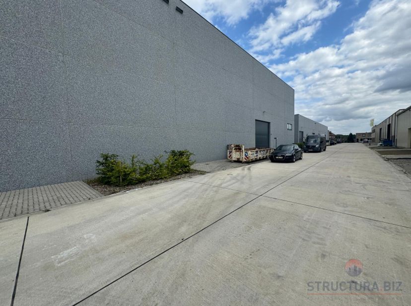 Entrepôt à louer à Ninove avec accès facile à l&#039;Expressweg. L&#039;entrepôt de 1 260 m² dispose d&#039;une hauteur libre de 10 mètres, de 3 portes sectionnelles