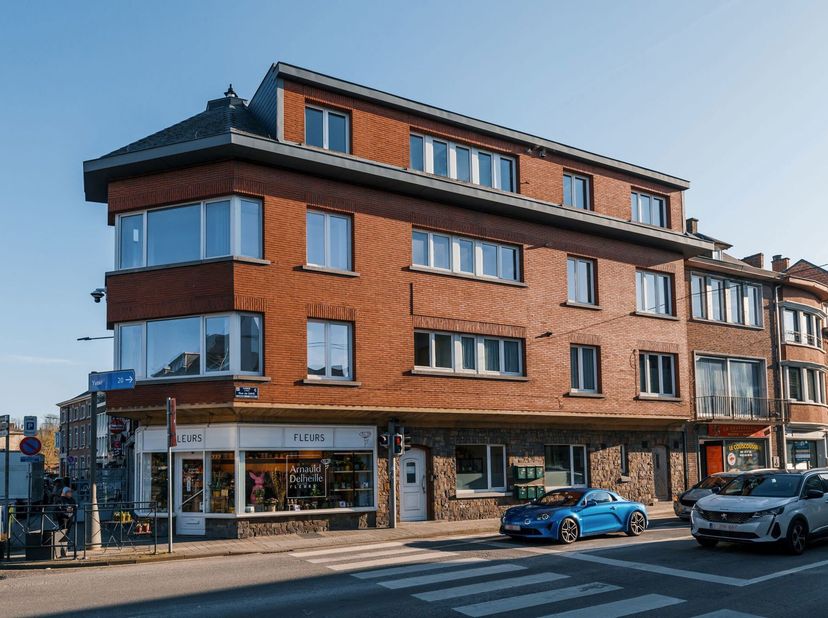 Jambes, en plein cur de la ville et à deux pas des facilités et de la gare, IMMEUBLE DE RAPPORT composé dune surface commerciale et de trois apparteme
