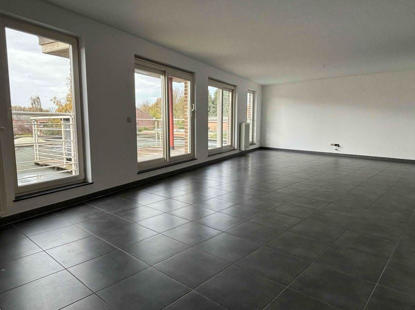 Appartement op de 1ste verdieping in het centrum van Meerhout.&lt;br /&gt;
&lt;br /&gt;
Indeling: Hal, leef-/eetruimte, keuken, berging, badkamer (dubbele lavabo,