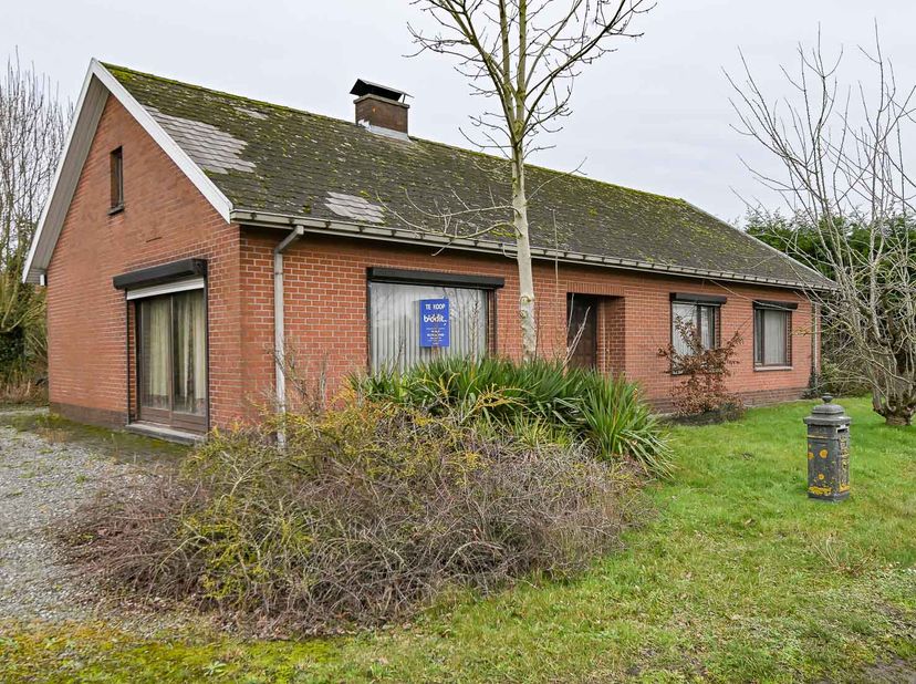 RUSTIG GELEGEN WONING &lt;br /&gt;
  &lt;br /&gt;
Deze woning heeft volgende indeling: gelijkvloers: inkom, living, keuken, koele berging, toilet, 3 slaapkamers,