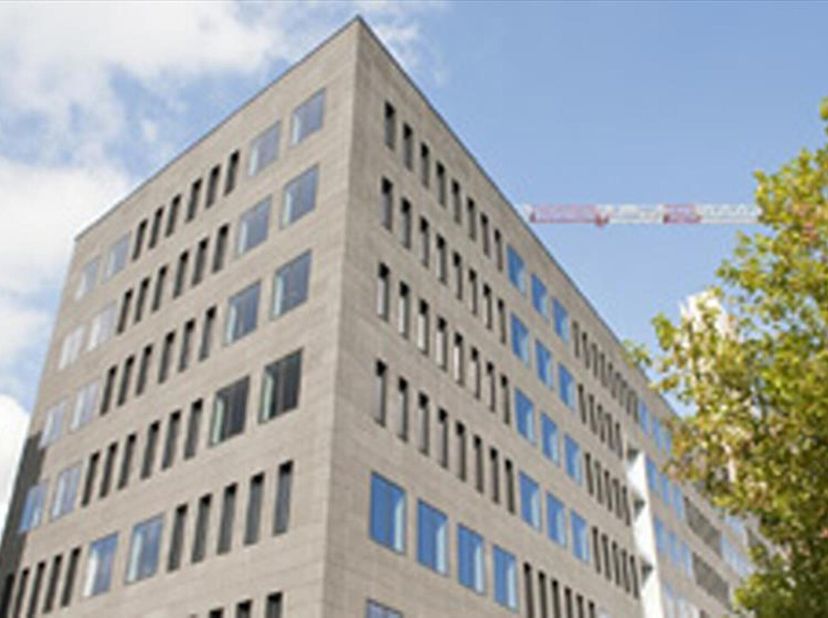 Samen met de London Tower is dit de nieuwste kantorensite op de AMCA-site, vlakbij de Noorderlaan. High tech building met prachtige uitstraling en sch