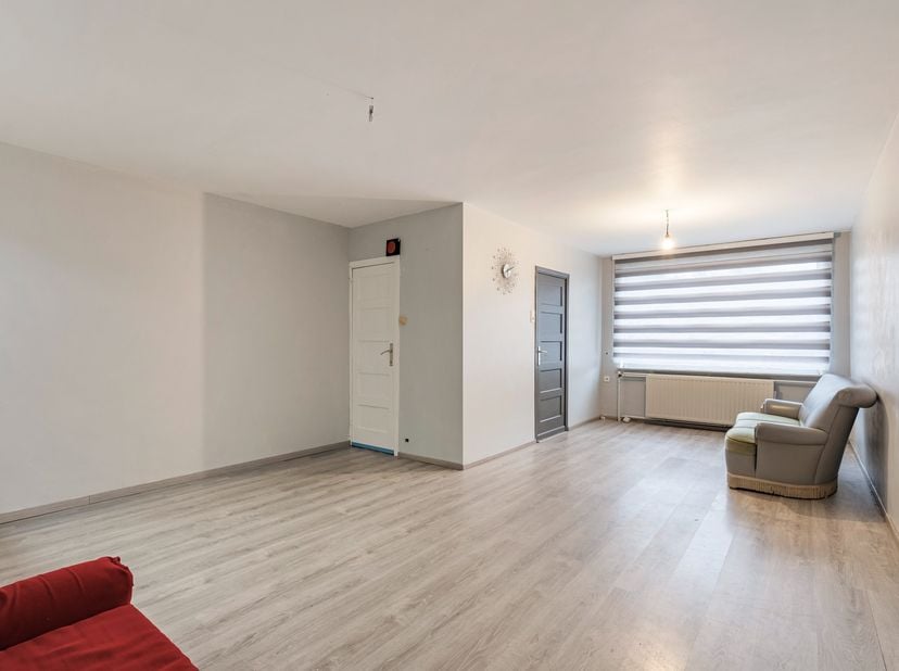 Deze te renoveren gezinswoning ligt op op een boogscheut van het centrum van Genk. Invalswegen naar Leuven, Brussel, Luik, Antwerpen en Eindhoven in d