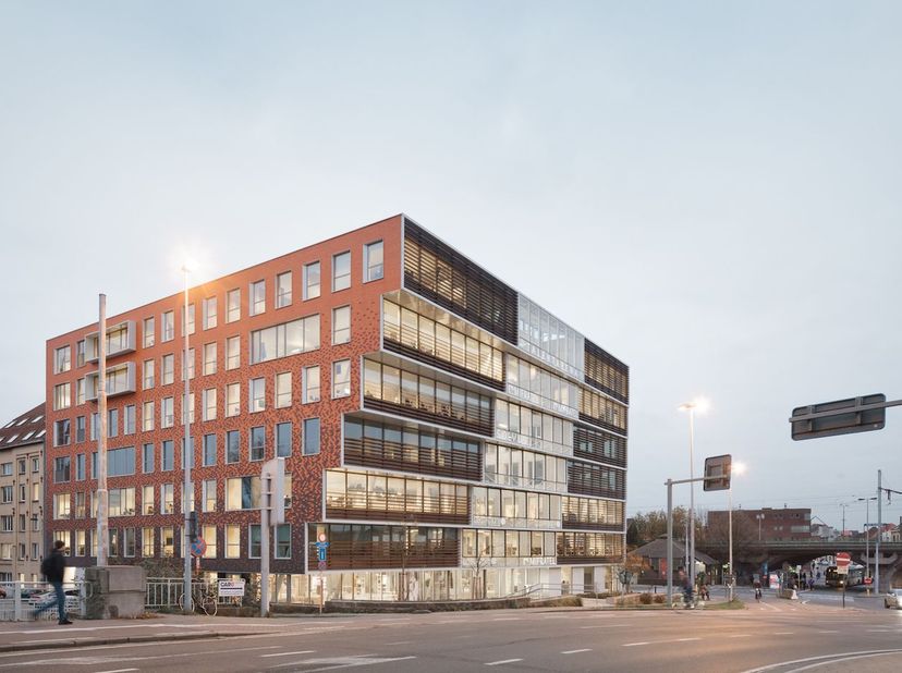 Fantastisch gelegen full service kantoor met een oppervlakte van 42 m² (+/- 8 personen) te huur NAAST de Kleine Ring (R40) en station Dampoort (wandel