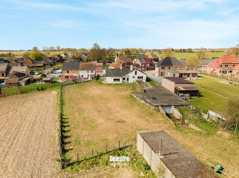 Multifunctionele eigendom, gelegen op een uitgestrekt perceel met een totale grond opp. van 47 a 45 ca en een bebouwde opp. van ca. 646 m² (ca. 190 m²
