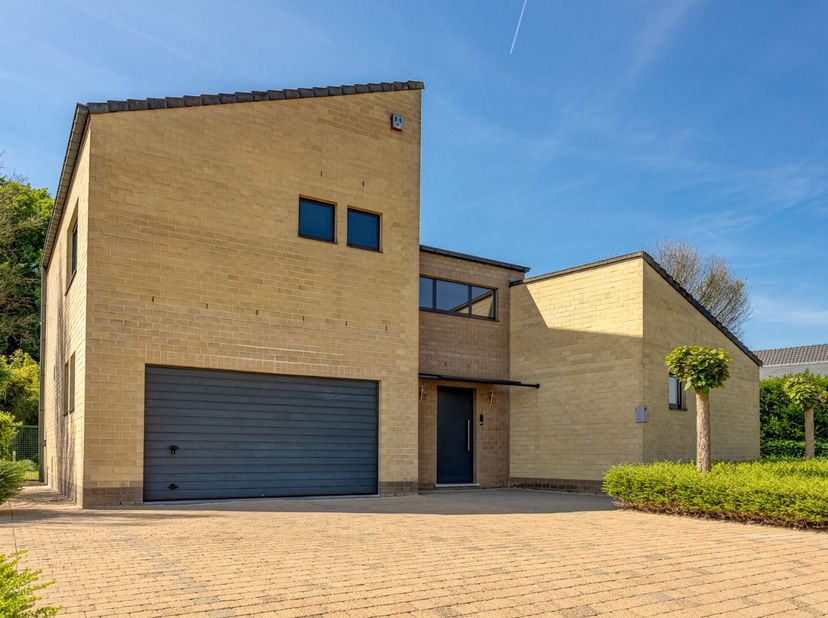 Op wandelafstand van het centrum en toch heerlijk rustig gelegen, bevindt zich deze perfect onderhouden en uiterst degelijke woning uit 1996. Een echt
