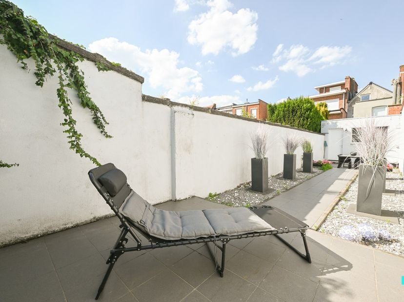 Ontdek deze ruime woning met vijf slaapkamers en winkelruimte, nabij centrum Izegem. De woning beschikt over een bewoonbare oppervlakte van 209m² (vol