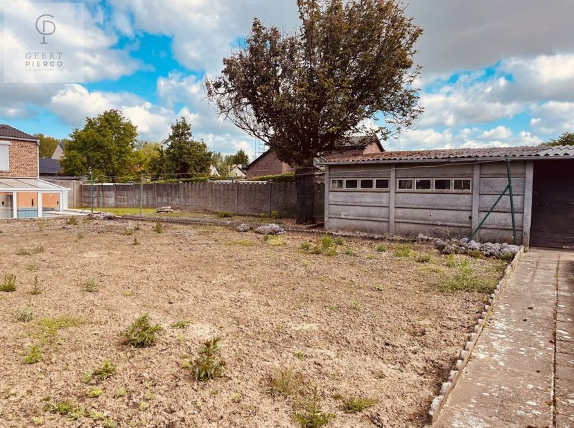 1 percelen bouwgrond te koop in de Vredestraat voor half open bebouwing&lt;br /&gt;
&lt;br /&gt;
Lot 2: 3are68ca (breedte 12,00 meter, diepte 31,55m)&lt;br /&gt;
&lt;br /&gt;