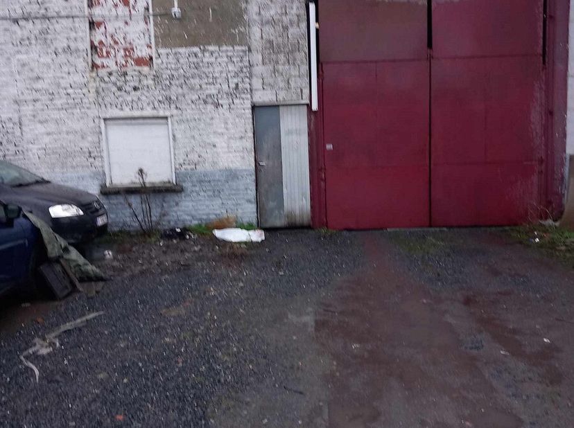 Hangar , bon état, de 805m² avec un accès sécurisé, proche des grands axes. Comprend bureau, vestiaire, coin cuisine/ douche, chauffage aux pellets, c