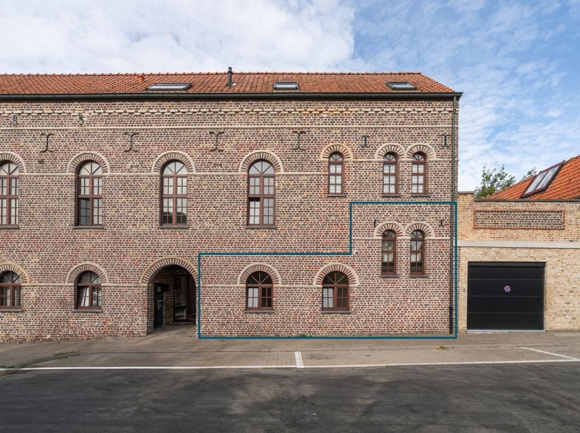 Ontdek dit zeer ruim, lichtrijk en karaktervol appartement in kleinschalige residentie &quot;De Brouwerij&quot;.&lt;br /&gt;
De indeling van het appartement is als vo