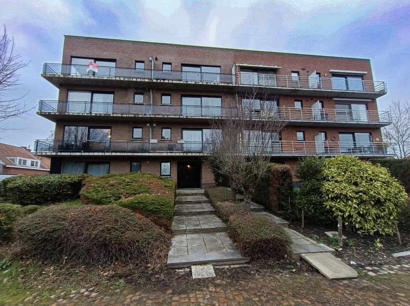 Ruim hoekappartement op de derde verdieping met zicht op de LeieDe indeling van het appartement is als volgt:* inkom, living met open haard, ingericht