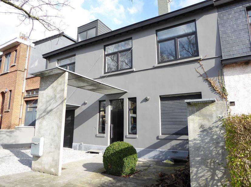 En EXCLUSIVITE chez Victoire-Junot: Uccle, à proximité de la maison communale et des commerces, très beau duplex de 150 m². Le duplex offre un hall d&#039;