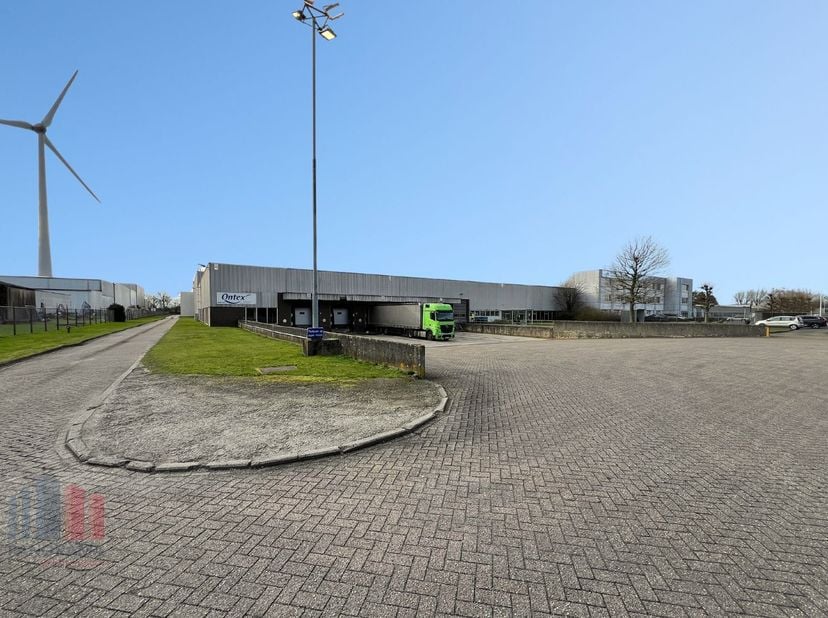 Entrepôt logistique fantastiquement situé avec une surface de 9.100 m² (divisible à partir de 6.270 m²) sur un site à 25.323 m² à louer dans la zone i
