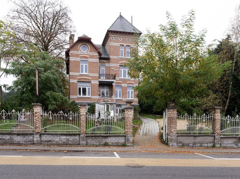 Het pand is van 1909. De plannen voor de woning en het hekwerk werden opgemaakt door architect Louis Corthouts. Hij realiseerde tal van kerken, kloost