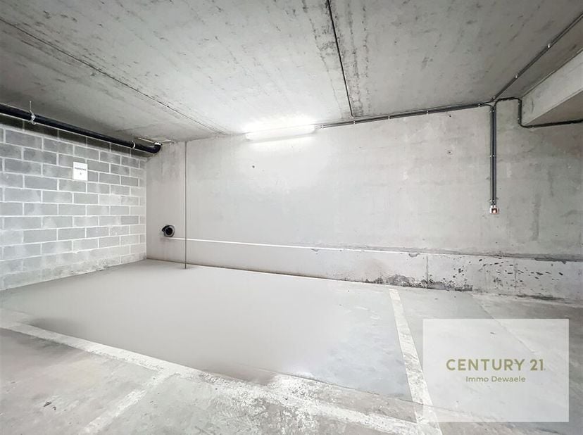Century 21 Immo Dewaele heeft het genoegen u deze parkeerplaats te koop aan te bieden in een recent flatgebouw in het charmante stadje Nivelles. Profi