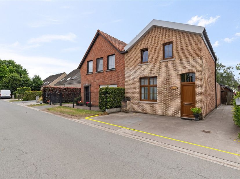 Zeer verzorgde en knusse woning op mooie grond van 607m²&lt;br /&gt;
Gelegen in een rustige straat nabij wandelgebied het Riet en de Nederlandse polders.&lt;br