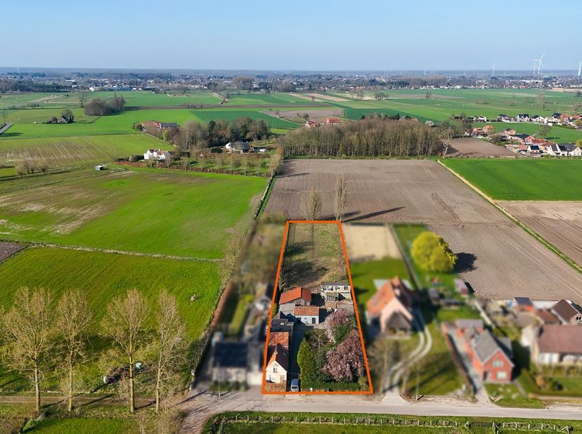 Gelegen aan de Halledreef 45 in Maldegem, biedt deze uitzonderlijke eigendom een unieke kans voor wie op zoek is naar een prachtig gelegen perceel met