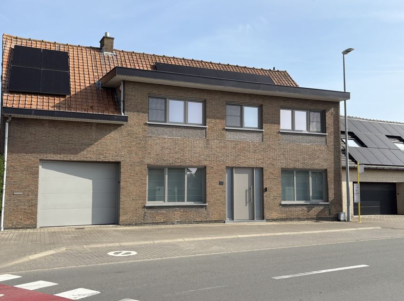 Instapklare gezinswoning te koop De Geite Hooglede.&lt;br /&gt;
Volledig gerenoveerde woning met 10 zonnepanelen en 10Kw thuisbatterij.&lt;br /&gt;
overal central